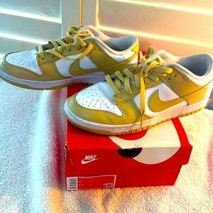 Mens Nike Dunks size 8.5 with box. Worn once. White Team gold